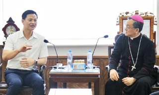 Chủ tịch UBND tỉnh Vương Quốc Tuấn thăm, làm việc với Tòa Giám mục Bắc Ninh